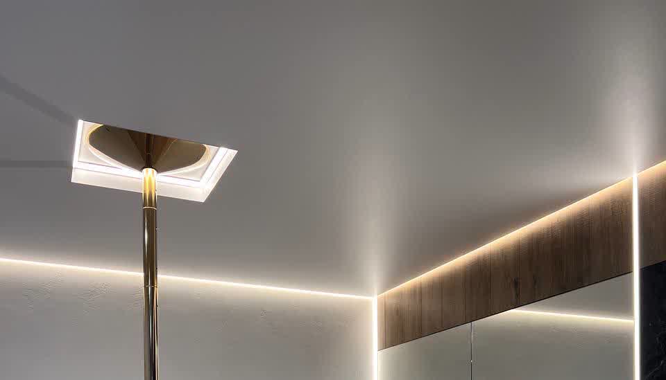 Натяжной потолок с люстрой, заходящей в потолок