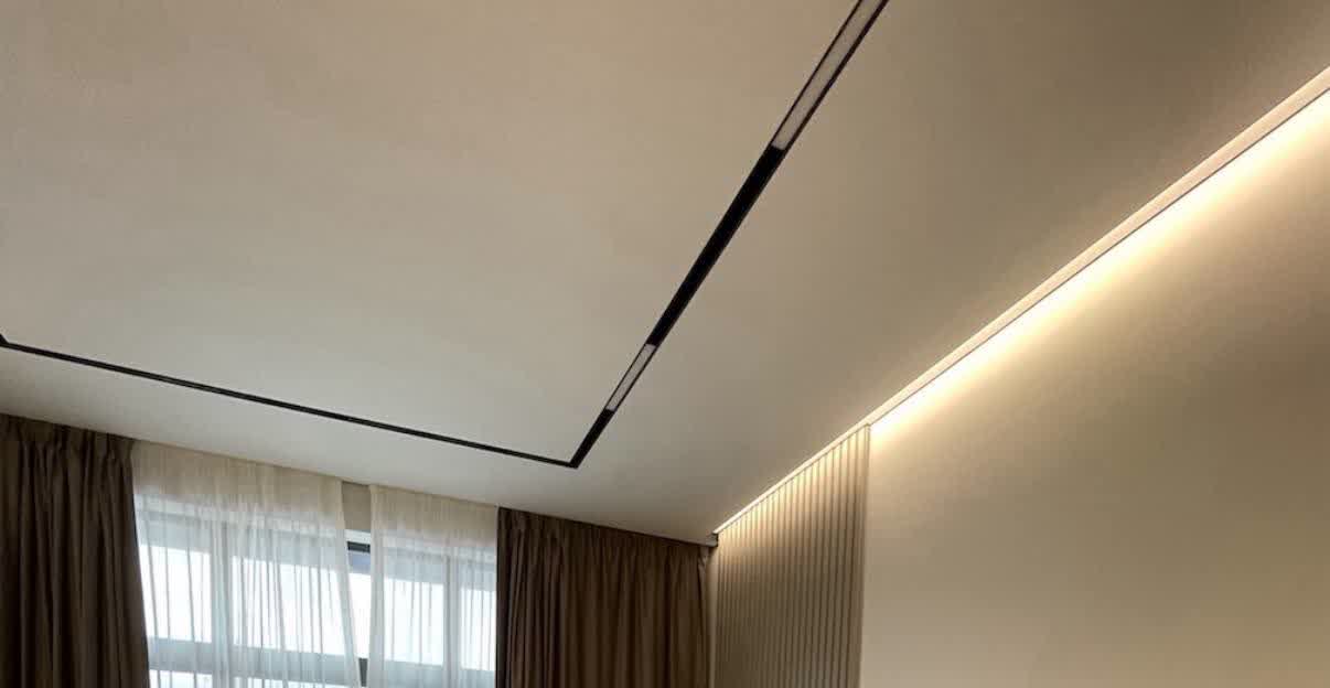 Натяжной потолок в спальне