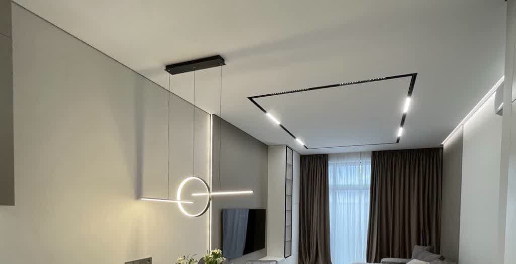 Натяжной потолок в гостиной