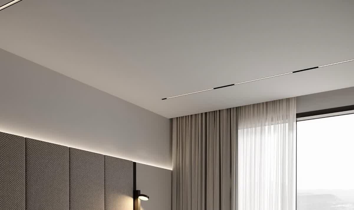 Натяжной потолок в спальне у окна