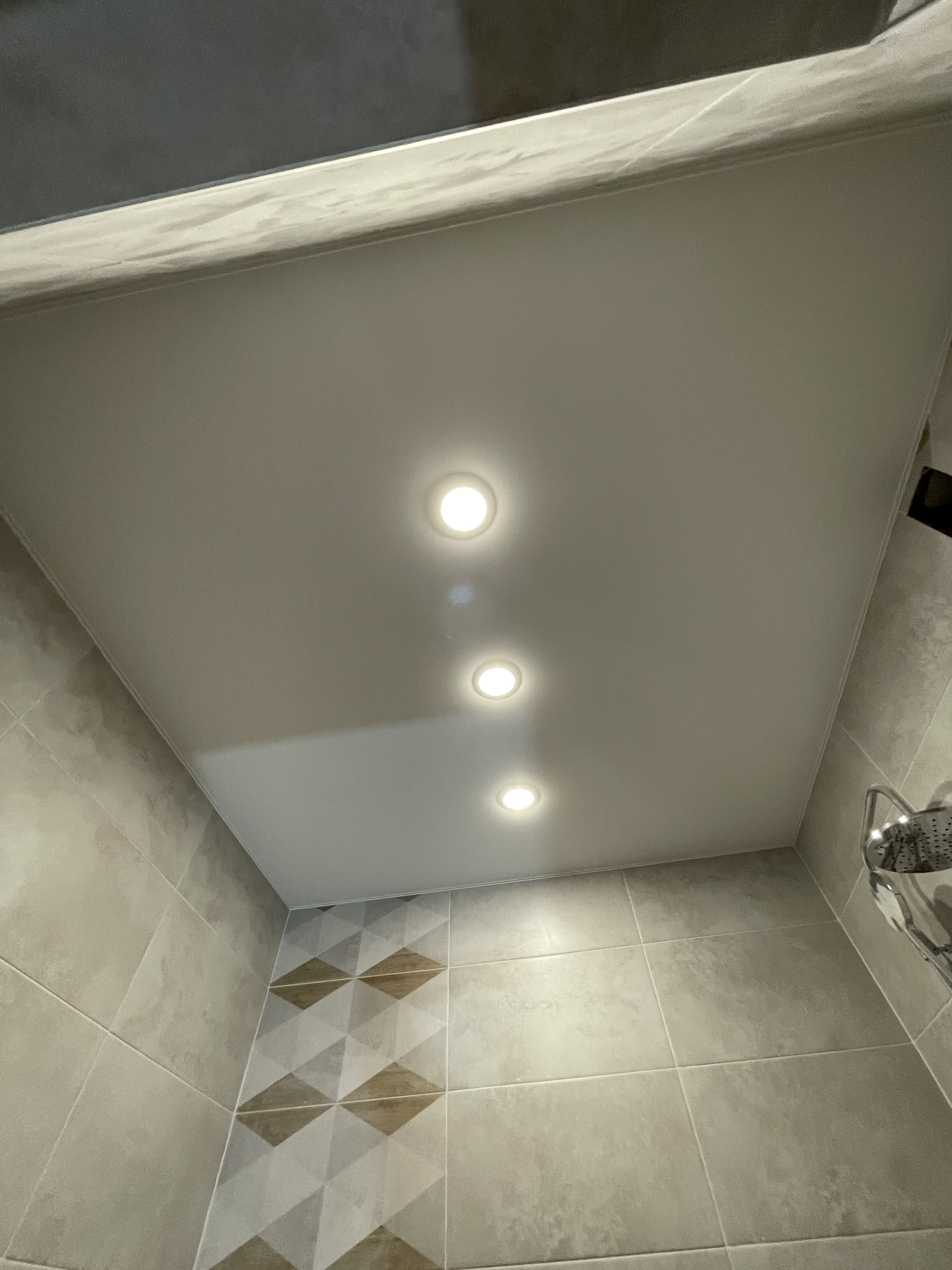 Белый матовый натяжной потолок в ванной