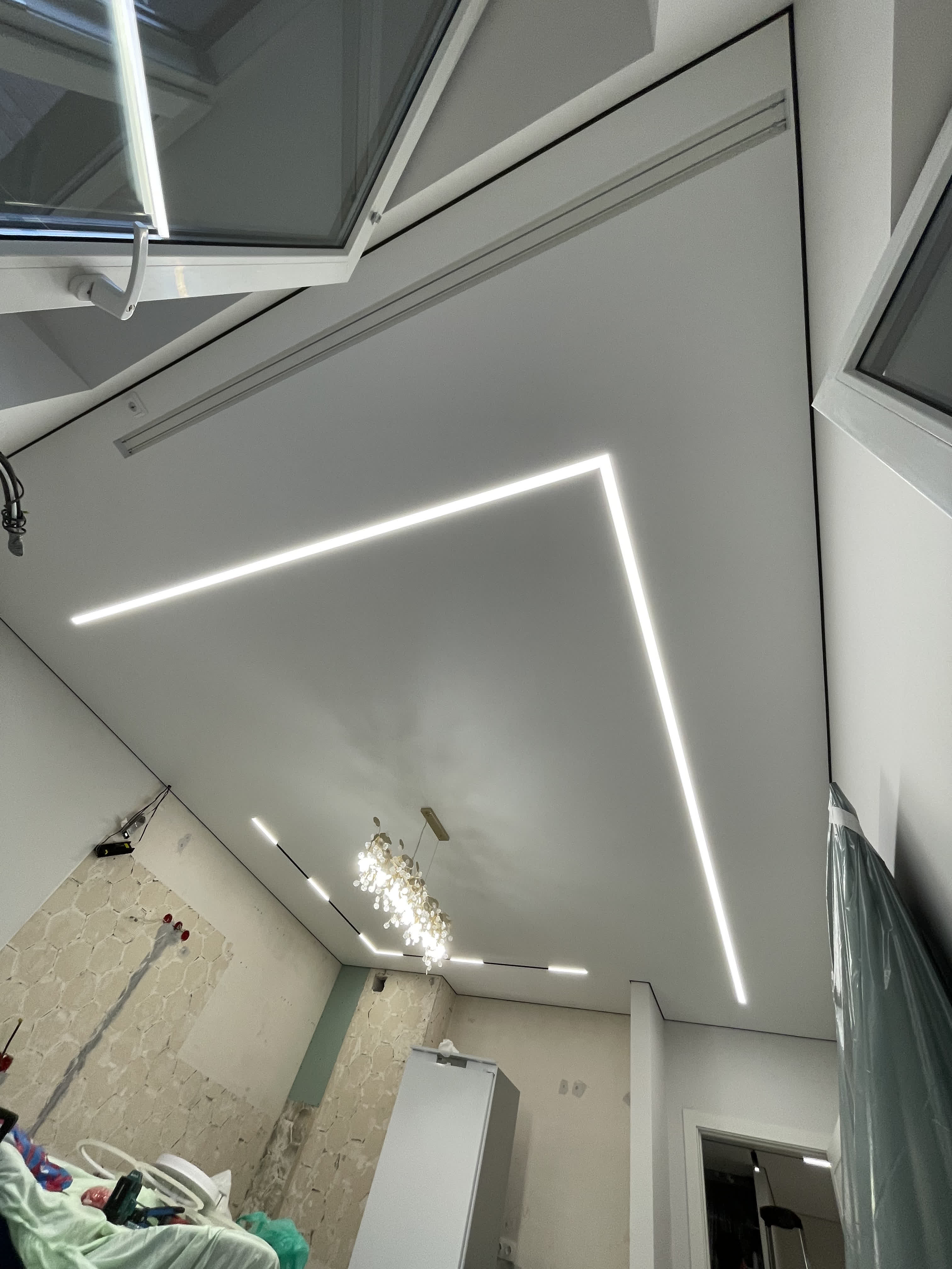 Белый матовый натяжной потолок на кухне во время ремонта