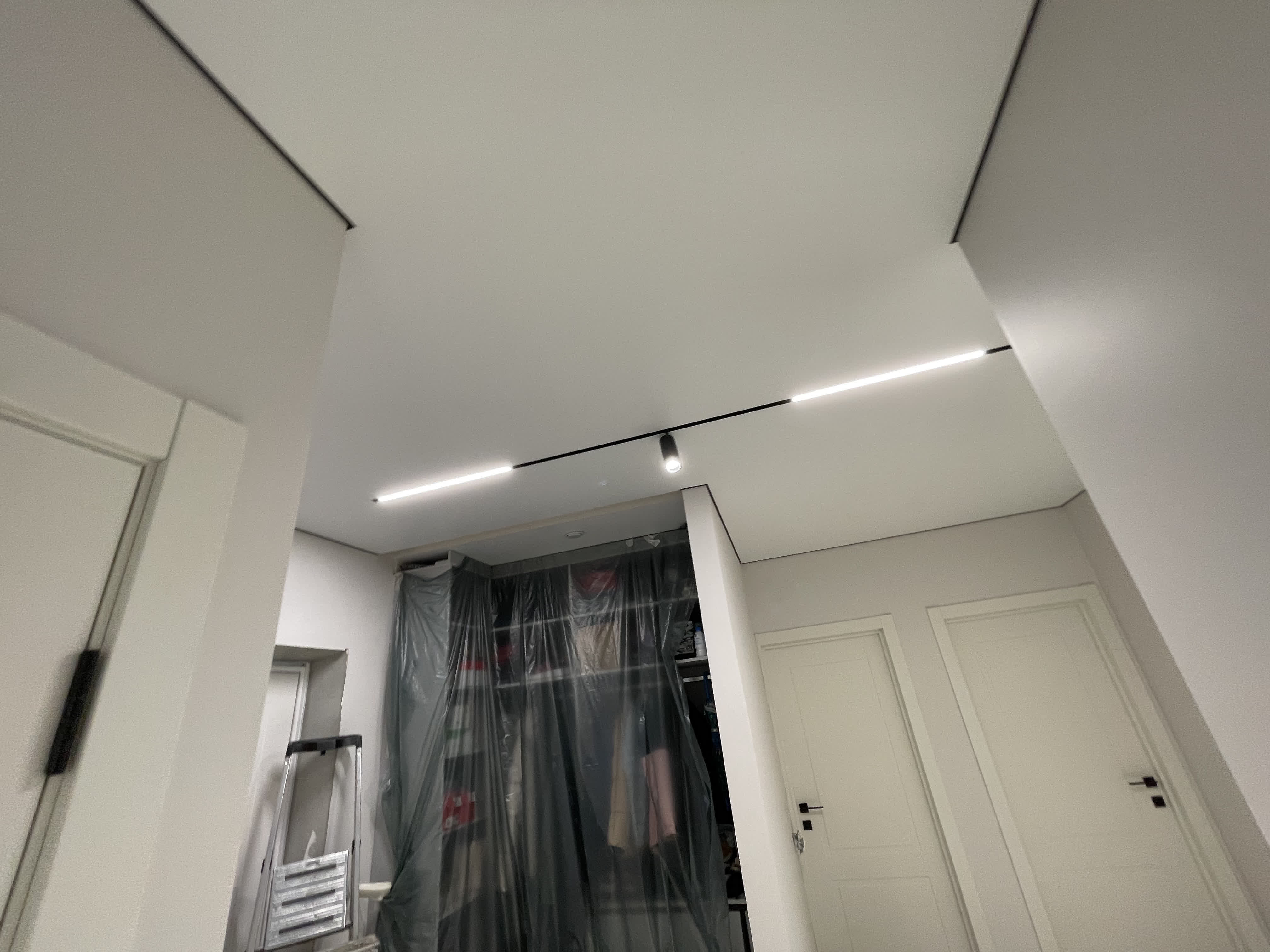 Белый матовый натяжной потолок в коридоре