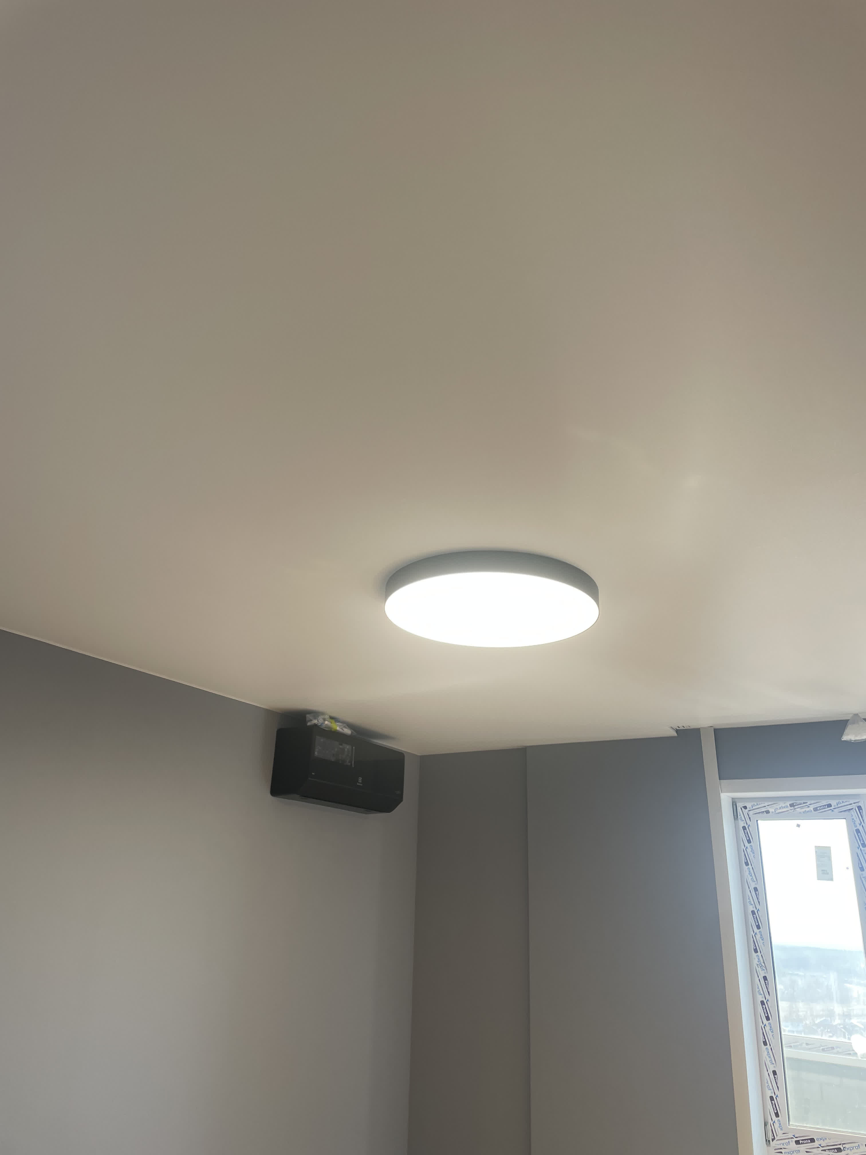 Белый матовый натяжной потолок с светильником