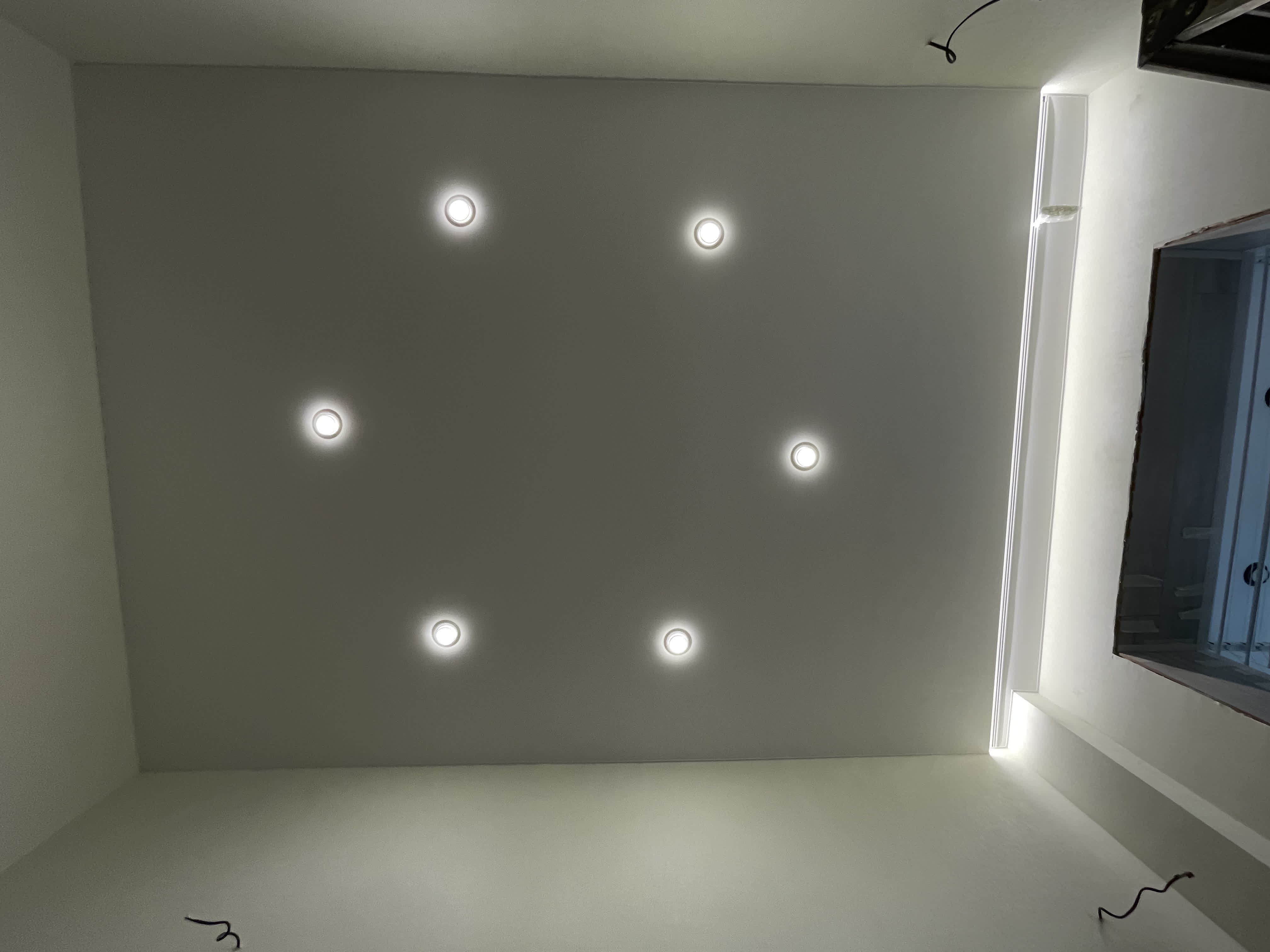 Белый матовый натяжной потолок с 6 светильниками