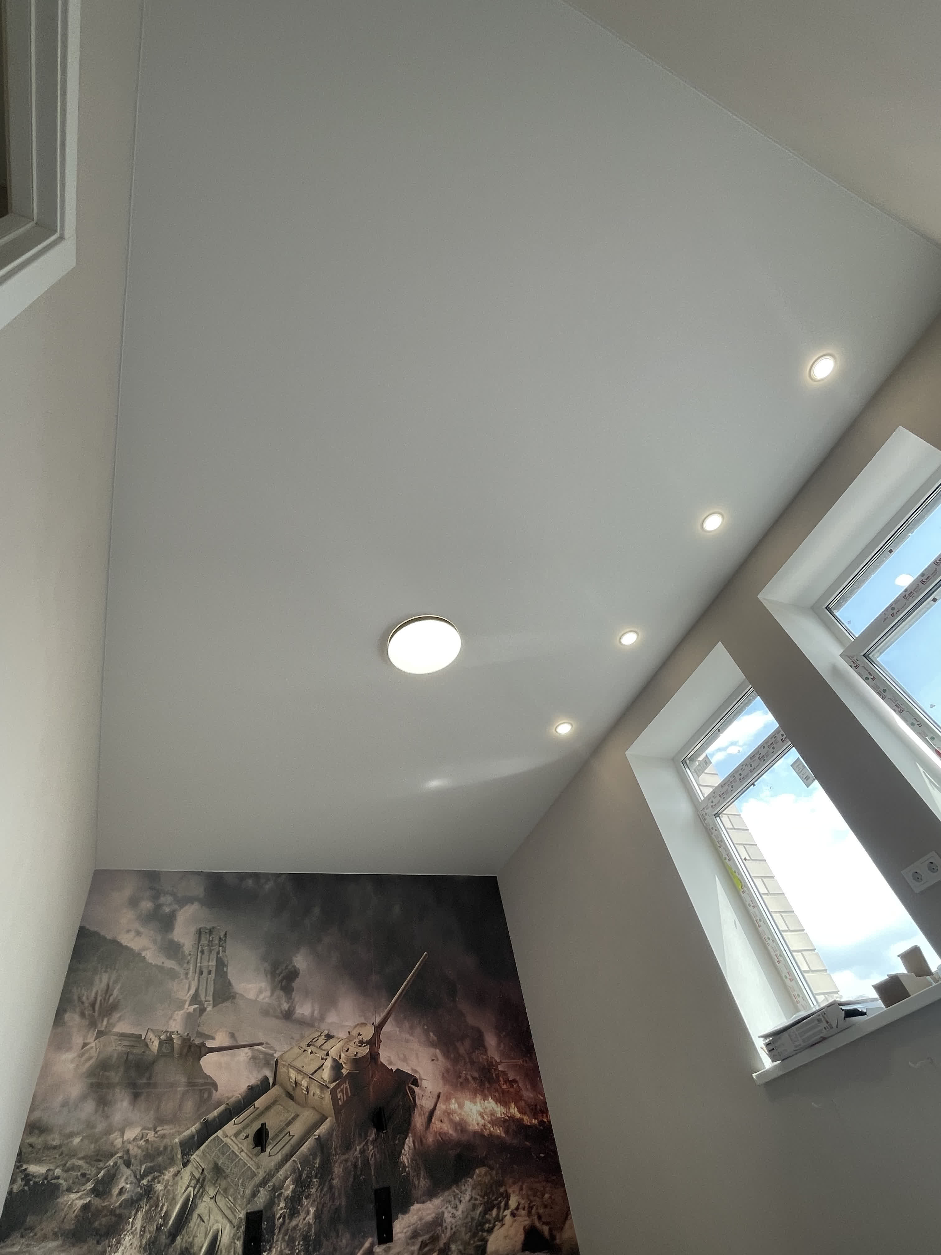 Белый матовый натяжной потолок рядом с стеной с обоями