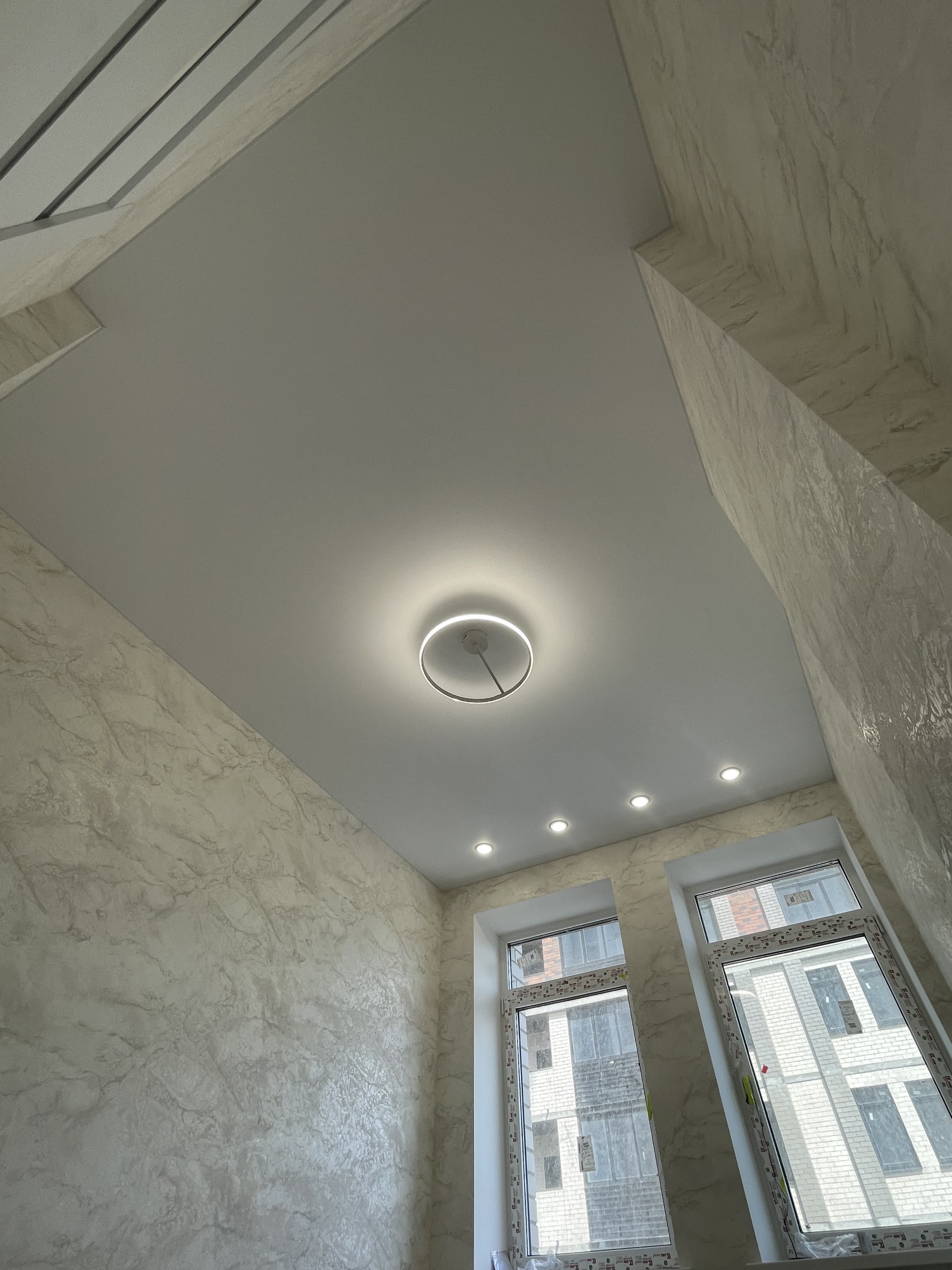 Белый матовый натяжной потолок с круглой люстрой